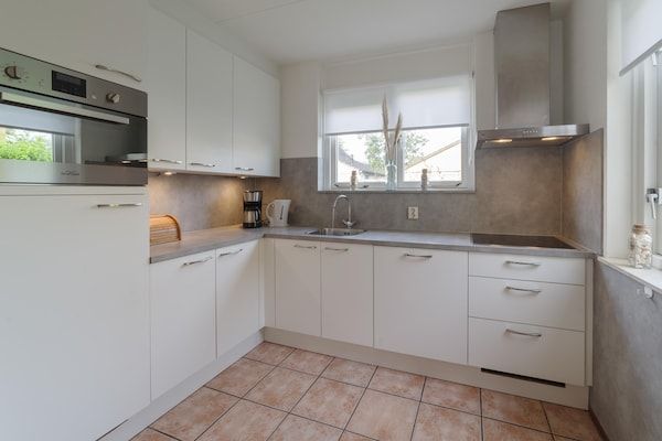 Keuken - Vakantiehuis in rustige park met tuin in Wemeldinge (4)