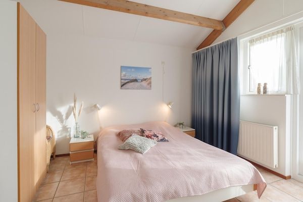 Slaapkamer - Vakantiehuis in rustige park met tuin in Wemeldinge (5)