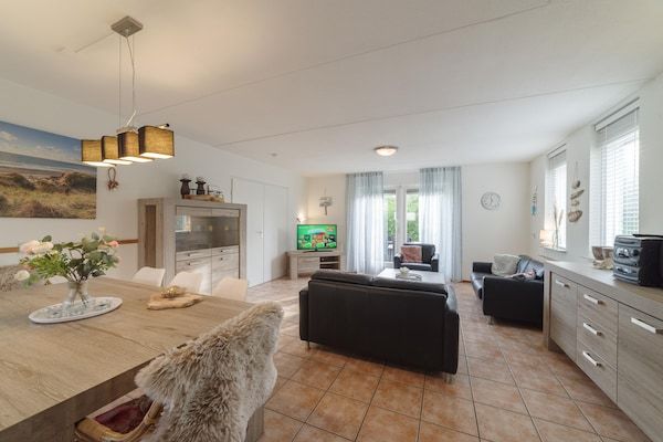Woonkamer - Vakantiehuis in rustige park met tuin in Wemeldinge (2)