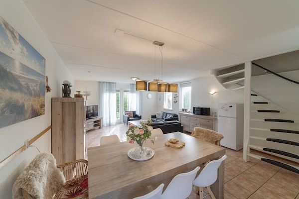 Woonkamer - Vakantiehuis in rustige park met tuin in Wemeldinge (3)