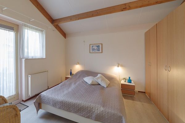 Slaapkamer - Ruime vakantie aan de kust in Wemeldinge (3)