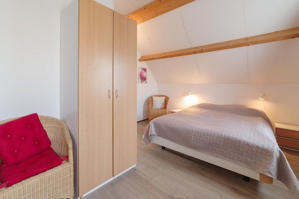 Slaapkamer - Ruime vakantie aan de kust in Wemeldinge (4)