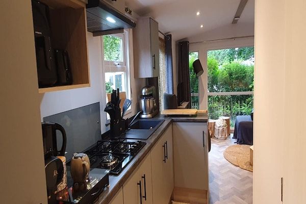 Keuken - Nieuw Vakantiehuis in Hattemerbroek met smart TV in Hattemerbroek (2)