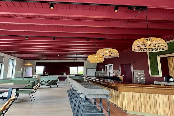 Woonkamer - Luxe groepsretraite in de natuur in Scherpenzeel (4)