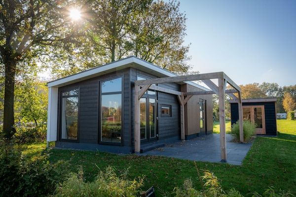 Buitenkant - Luxe vakantiewoning omringd door water en bos in Sint Nicolaasga (1)