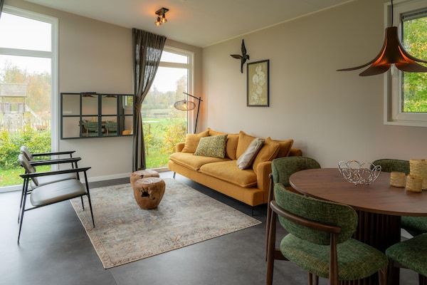 Woonkamer - Luxe vakantiewoning omringd door water in Sint Nicolaasga (2)