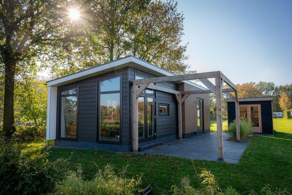 Buitenkant - Luxe vakantiewoning omringd door water in Sint Nicolaasga (1)