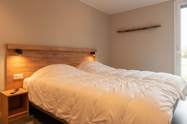 Slaapkamer - Luxe vakantiewoning omringd door in Sint Nicolaasga (4)