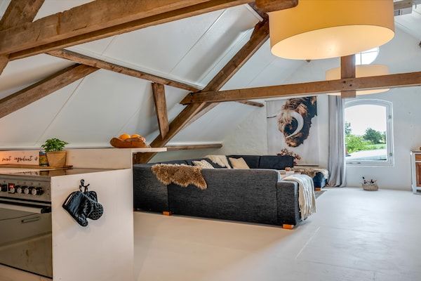 Woonkamer - Gezellig verblijf met recreatieruimte in Doorn (3)