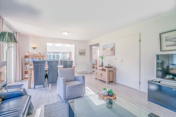 Woonkamer - Sfeervolle villa voor mindervalide gasten, nabij zee en bos in De Koog (4)