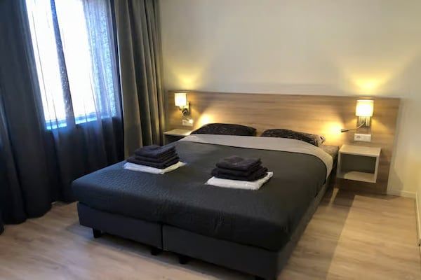 Slaapkamer - Lodge gelegen in het centrum van Zoutelande in Zoutelande (3)