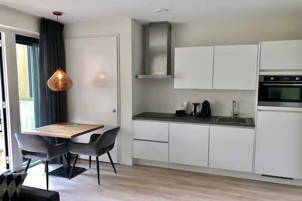 Keuken - Lodge gelegen in het centrum van Zoutelande in Zoutelande (4)