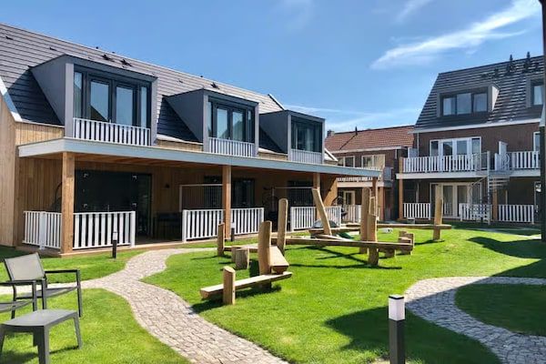 Buitenkant - Lodge gelegen in het centrum van Zoutelande in Zoutelande (1)