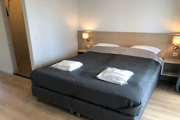 Slaapkamer - Lodge met prachtig uitzicht op de tuin in Zoutelande (5)