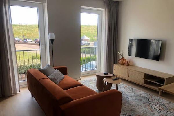Woonkamer - Lodge met prachtig uitzicht op de tuin in Zoutelande (2)