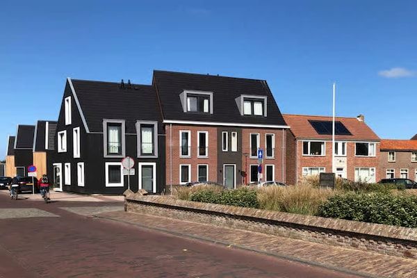 Buitenkant - Lodge met prachtig uitzicht op de kerk in Zoutelande (1)