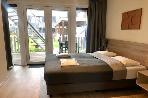 Slaapkamer - Lodge met prachtig uitzicht op de kerk in Zoutelande (5)