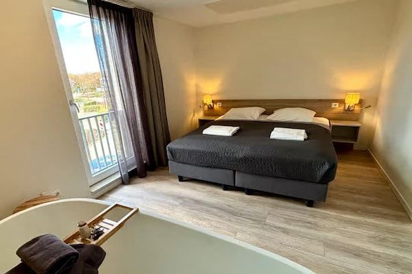Slaapkamer - Prachtige lodge gelegen aan het kerkplein. in Zoutelande (3)