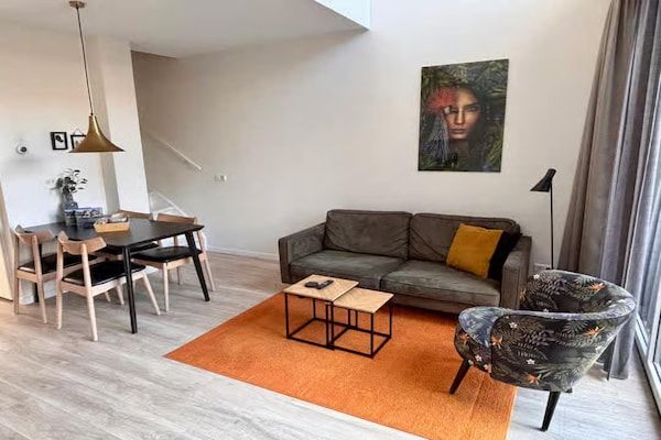 Woonkamer - Prachtige lodge gelegen aan het kerkplein. in Zoutelande (1)
