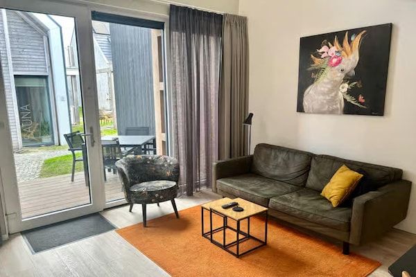 Woonkamer - Gezellige 4-persoons lodge in tiny house stijl. in Zoutelande (2)