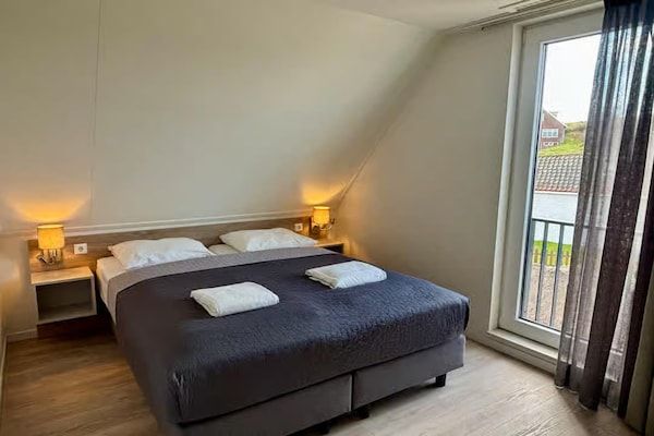 Slaapkamer - Gezellige 4-persoons lodge in tiny house stijl. in Zoutelande (4)