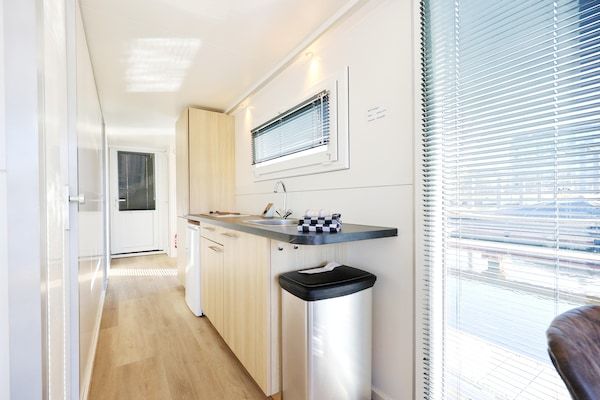 Keuken - Ontsnap met een woonboot met dakterras in Amsterdam (4)