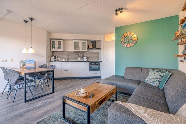 Woonkamer - Fijn appartement nabij het centrum van De Koog in De Koog (4)