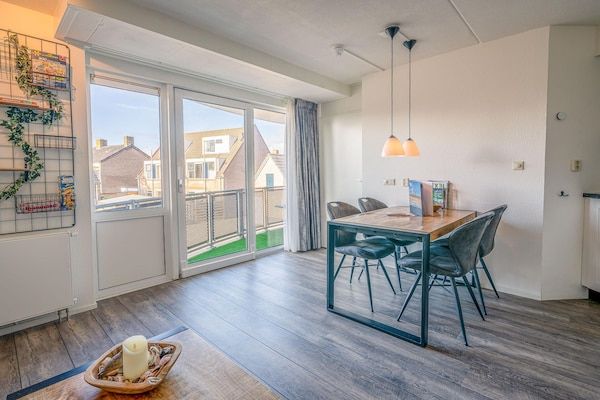 Woonkamer - Fijn appartement nabij het centrum van De Koog in De Koog (5)