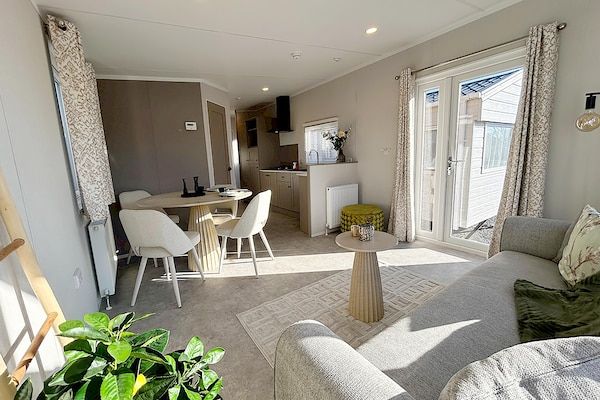 Woonkamer - Splinternieuw vakantieverblijf nabij strand in Hollum (2)