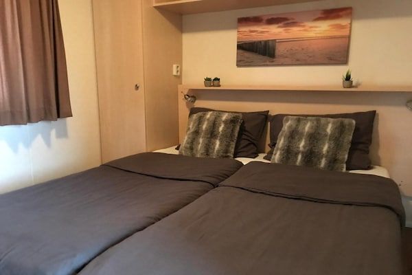 Slaapkamer - Charmant duinchalet tussen golfbaan en strand in Hollum (5)