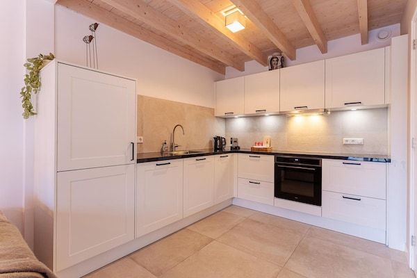Keuken - Modern vakantiehuis in Vrouwenpolder in Vrouwenpolder (5)