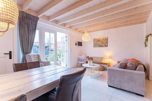 Woonkamer - Modern vakantiehuis in Vrouwenpolder in Vrouwenpolder (2)