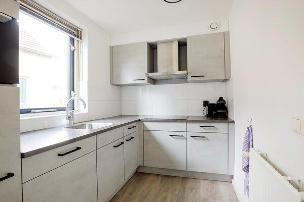 Keuken - Vrijstaande bungalow aan water voor 4 in Ewijk (5)