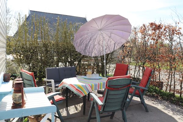 Terrace - Gezellig chalet met uitzicht over de landerijen in Drachten (4)