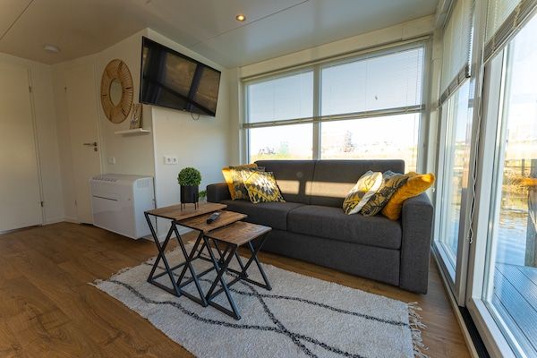 Woonkamer - Woonboot met dakterras in Wolphaartsdijk (2)