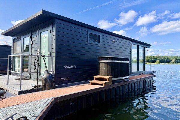 Buitenkant - Woonbootjachthaven met bubbelbad in Middelaar (1)