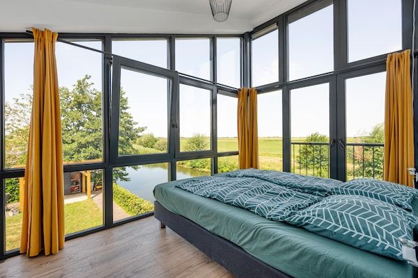 Slaapkamer - Villa aan het water met schilderachtig uitzicht in Hekendorp (3)