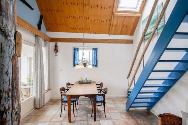Eetkamer - Gezellige vakantiewoning in een boerderij in Callantsoog (3)