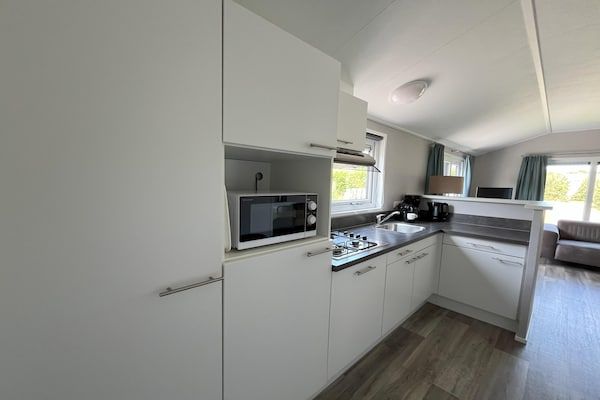 Keuken - Charmant vakantiehuisje met sauna op het eiland Texel. in Den Burg (4)