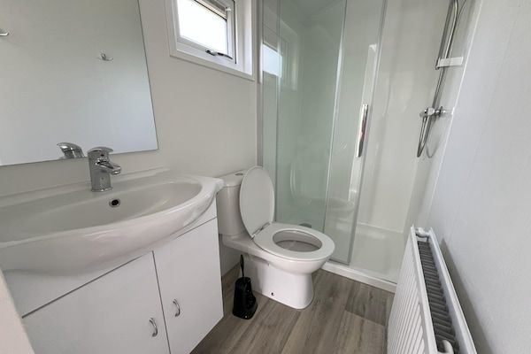 Badkamer - Modern ingericht Chalet op hartje Texel in Den Burg (4)