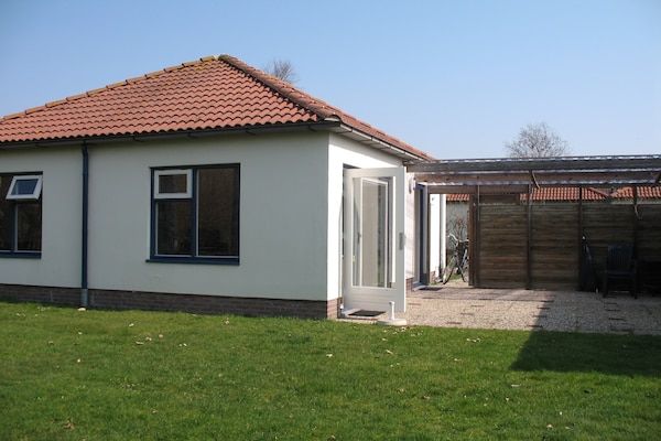 Buitenkant - Centraal gelegen Bungalow op Texel in Den Burg (4)