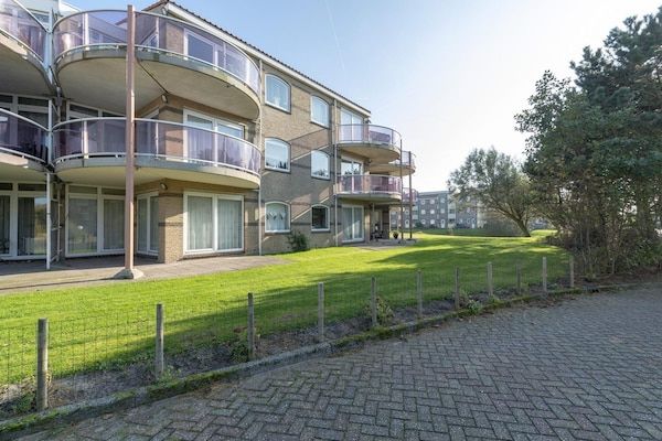 Buitenkant - Modern vakantieappartement voor 5 personen met balkon in Julianadorp (1)