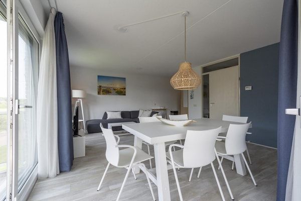 Eetkamer - Modern vakantieappartement voor 5 personen met balkon in Julianadorp (3)