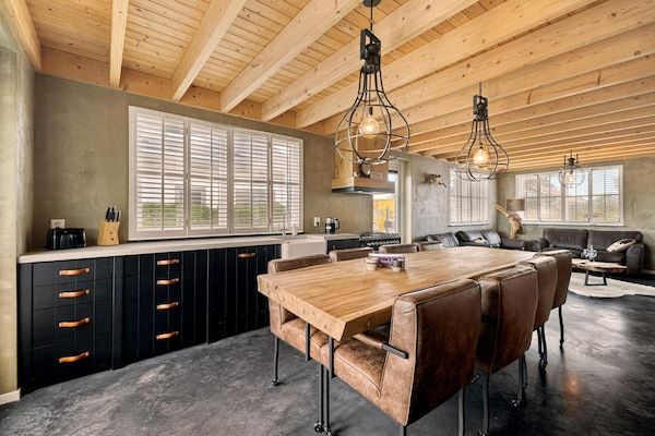Eetkamer - Luxe woning achter de duinen van Julianadorp in Julianadorp (3)