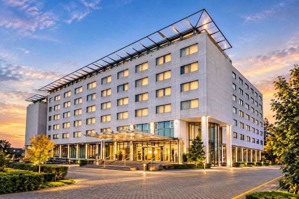 HotelExteriorSummer - Sunday Hotel Amsterdam Airport Schiphol - Superior King Room - Rookvrij in Badhoevedorp, (1)
