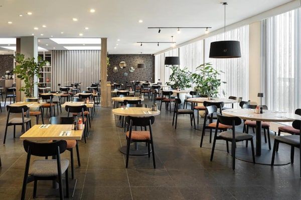 HotelFacilitiesAndServices - Sunday Hotel Amsterdam Airport Schiphol - Superior King Suite - Rookvrij in Badhoevedorp, (5)