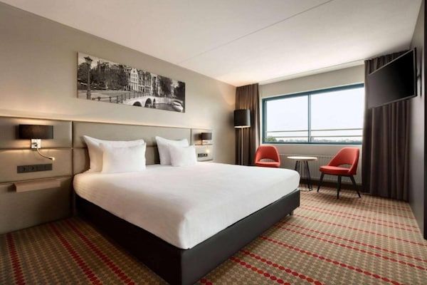 Slaapkamer - Sunday Hotel Amsterdam Airport Schiphol - Superior King Suite - Rookvrij in Badhoevedorp, (2)