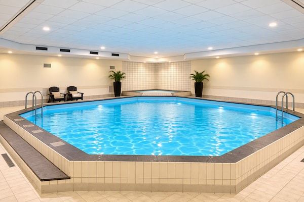 HotelSwimmingPool - Sunday Hotel Amsterdam Airport Schiphol - Queen Room - Rookvrij in Badhoevedorp, (3)
