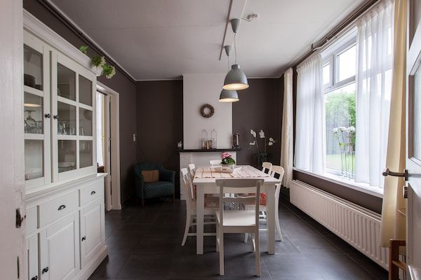 Eetkamer - Verblijf in de buurt van de kust van Seeland. in Aardenburg (3)
