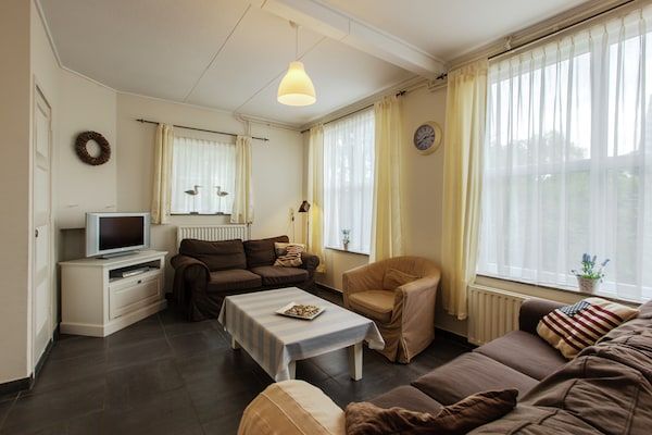 Woonkamer - Verblijf in de buurt van de kust van Seeland. in Aardenburg (2)